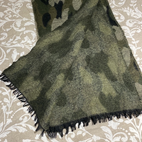 Army print scarf - Picture 2 of 2